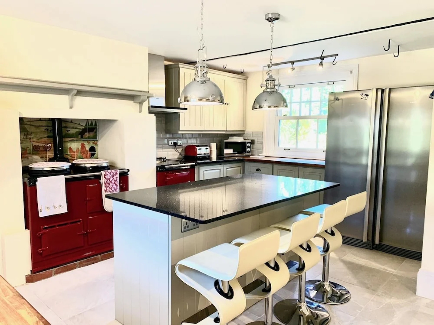 The Farmhouse - Sleeps 12 With Private Grounds