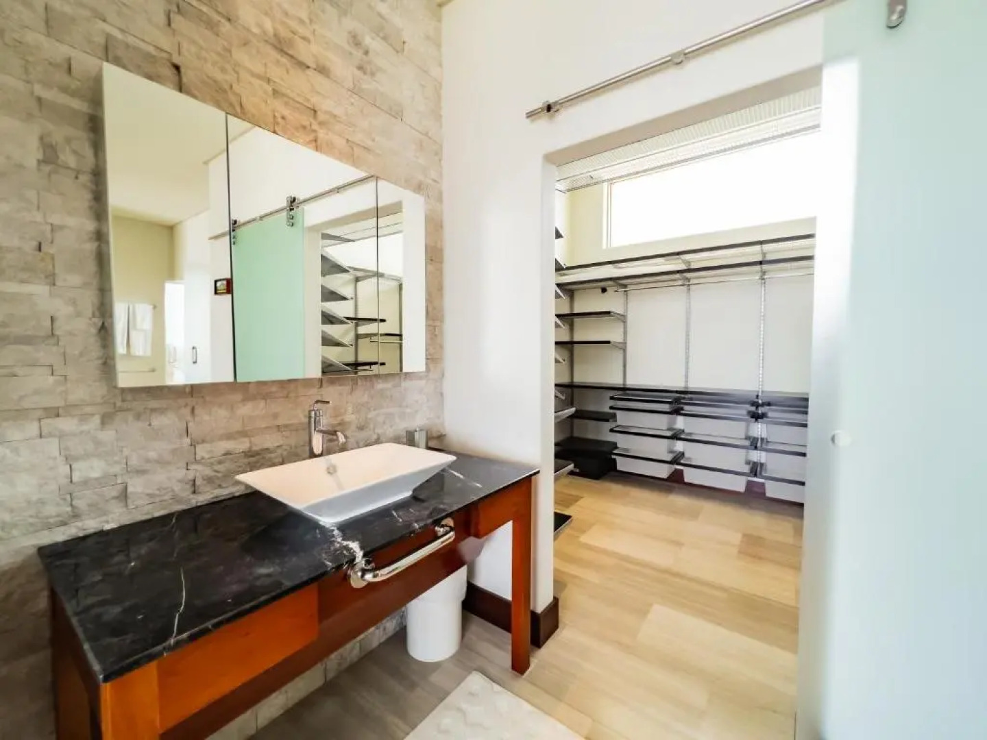 LG Smith Boulevard 558