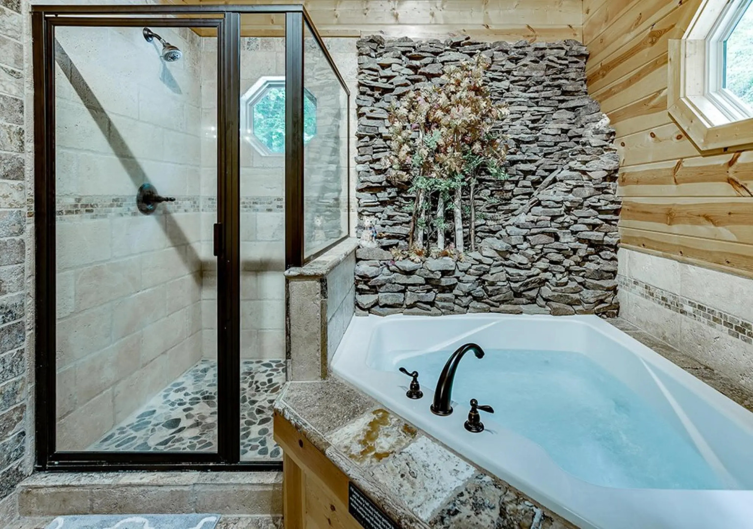 Luxury Cabin Sleeps 8 With Creekside Fire pit Near Helen GA