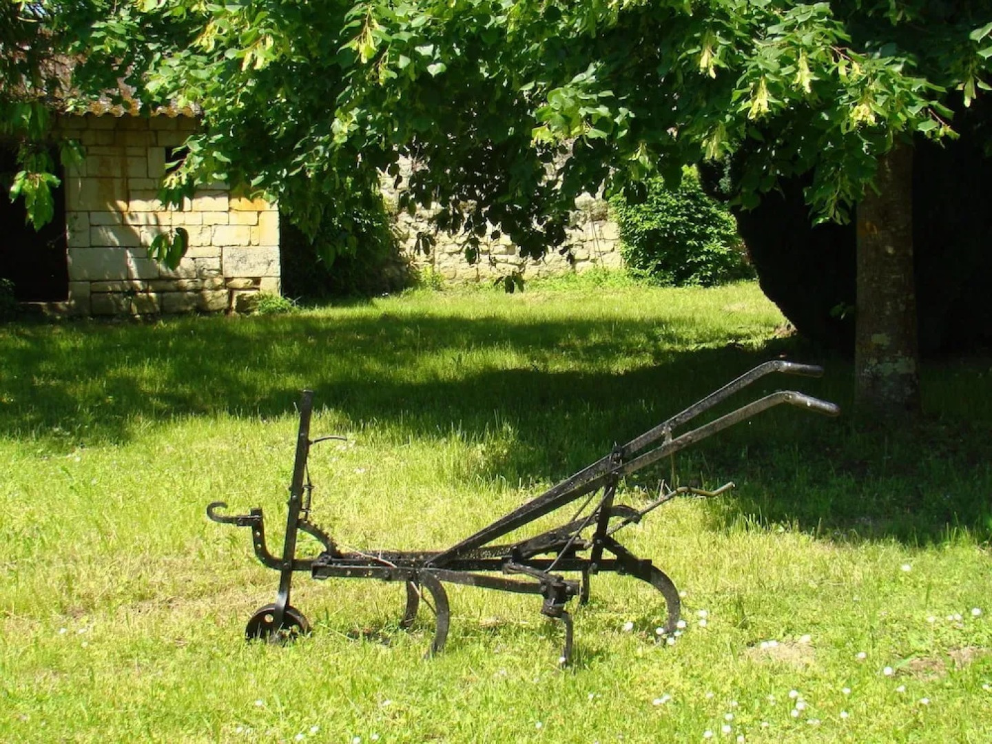 Cozy Holiday Home Near Forest in Lerné