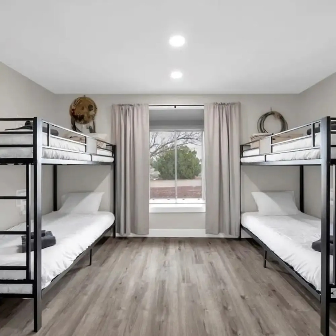 Spacious 4BR Home Near Grand Canyon Sleeps 10