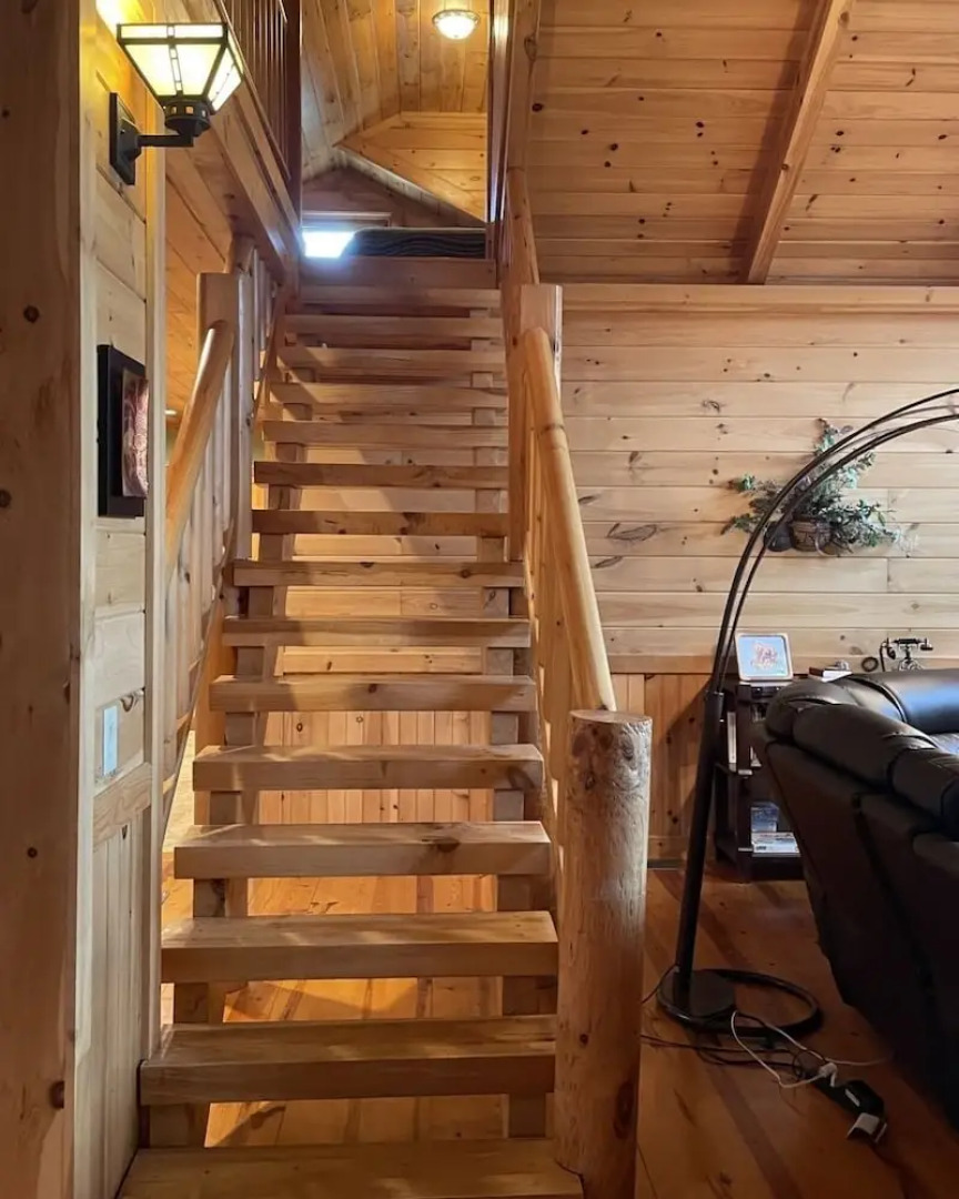 Deluxe log cabin! Pet and motorcycle friendly - enjoy nature with family and friends! 3 Bedroom Cabin by RedAwning