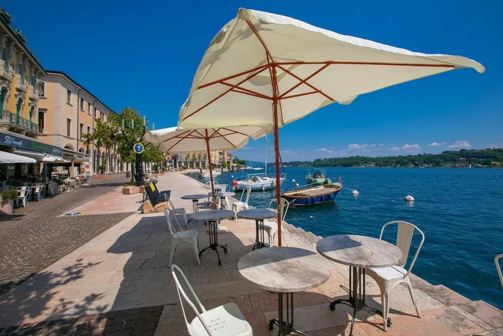 Perla del Lago Near the Beach