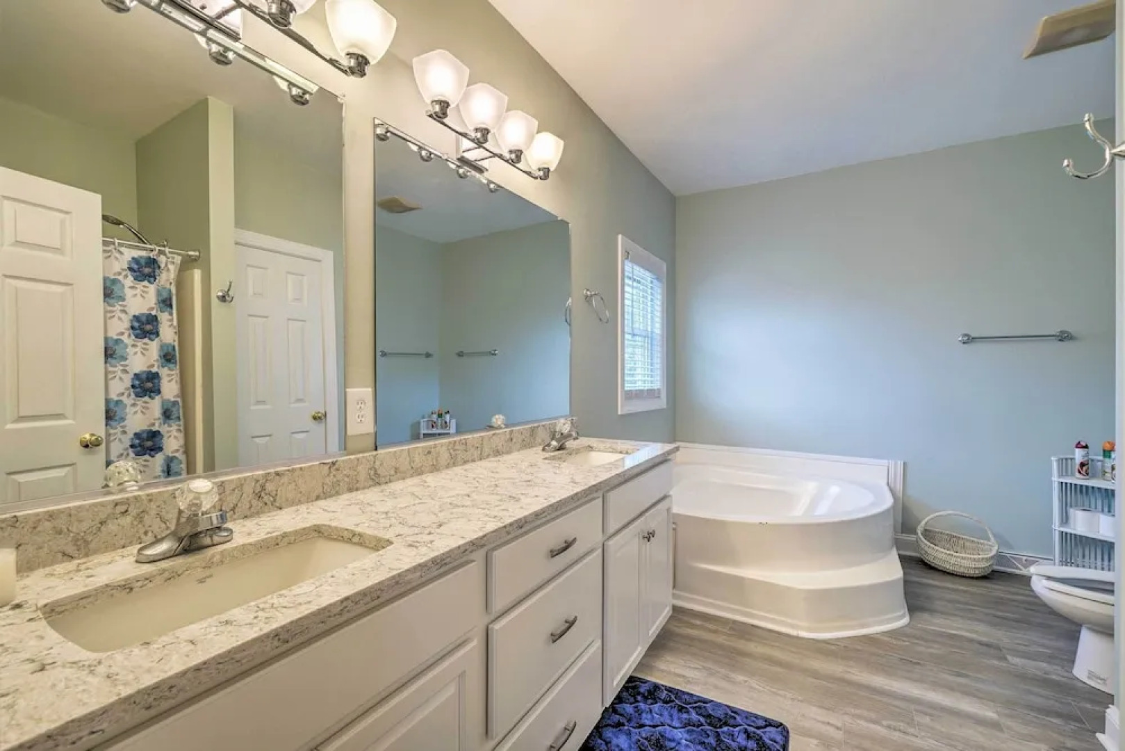 Updated Family Getaway: Walk to Sea Haven Beach!