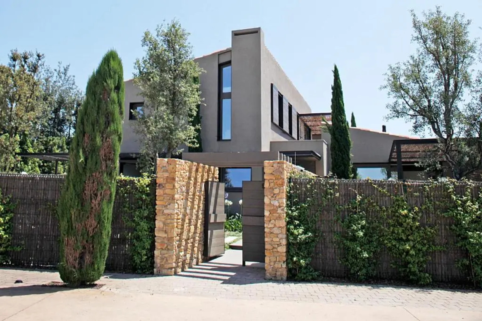 FridaysFlats, Beautiful Villa With Pool