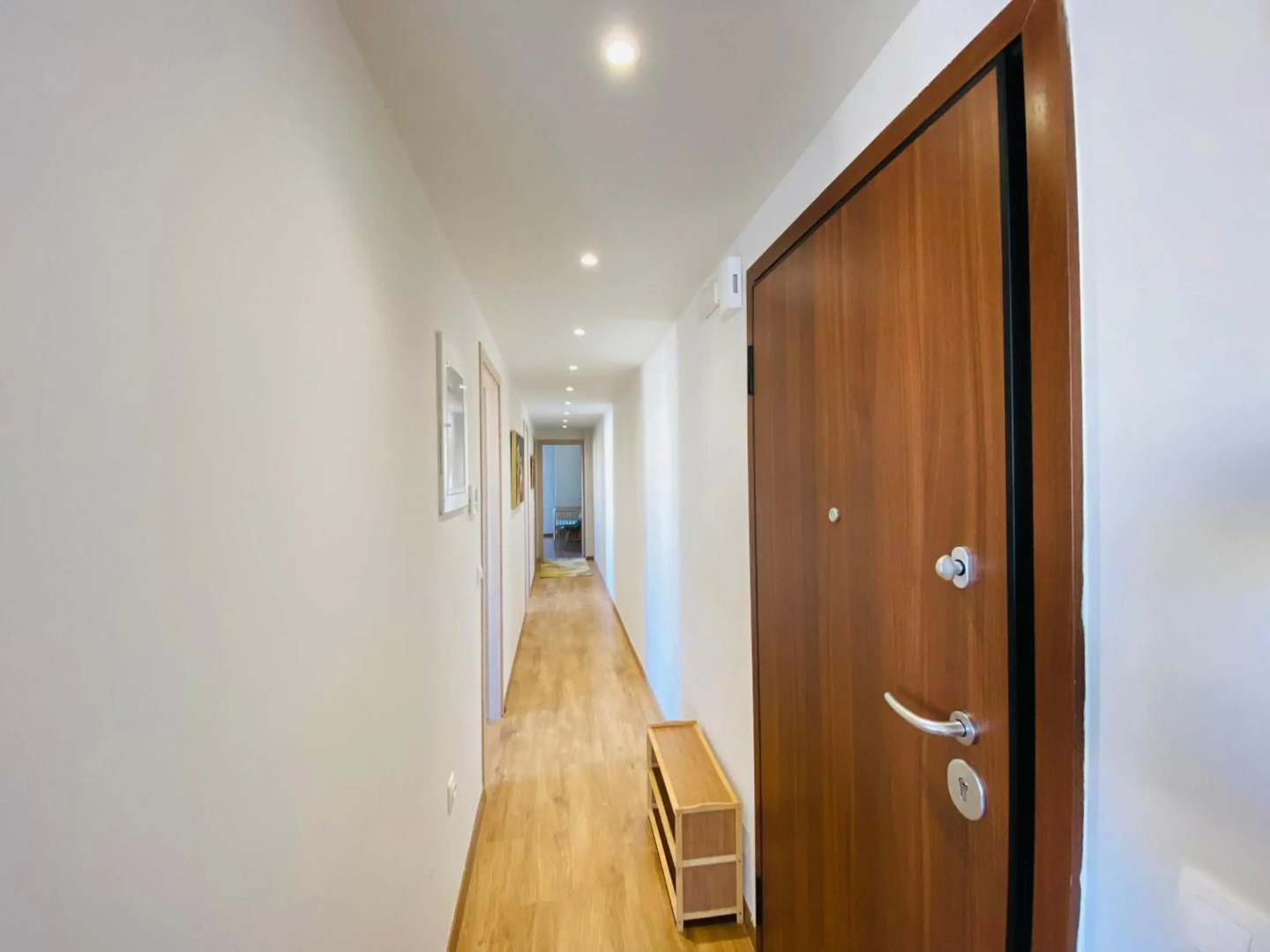 地铁站旁,免费停车位,距机场15分钟车程,独享80平米露台和美景,星空帐篷,舒适淋浴,宽敞3间房3张双人床公寓