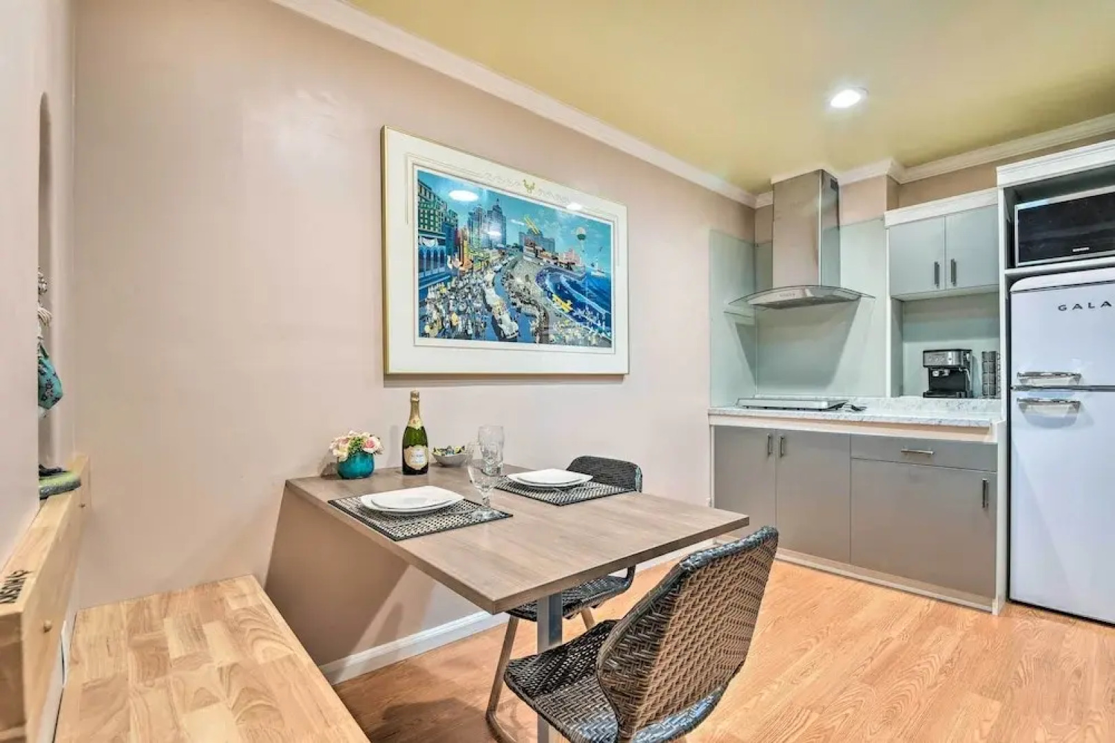 Romantic Pasadena Home w/ Covered Porch!