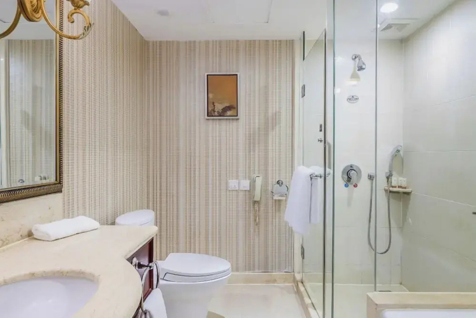 Yun-Ray Ambassador Hotel