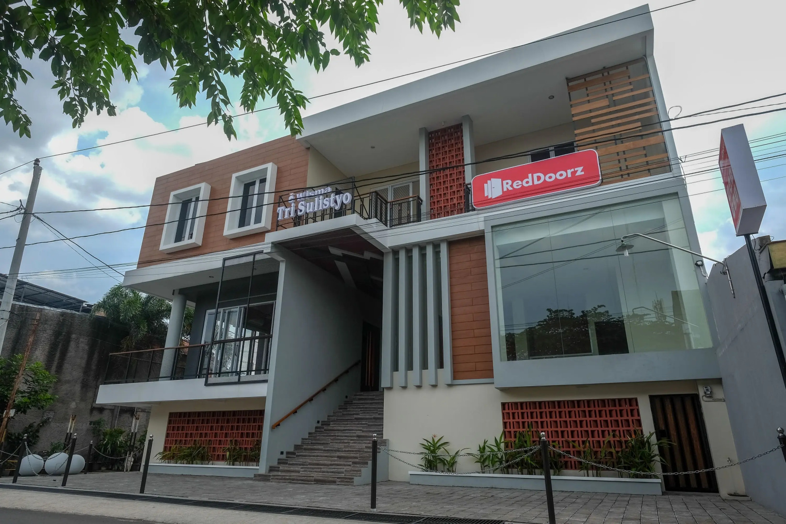 RedDoorz Plus near Solo Square 2