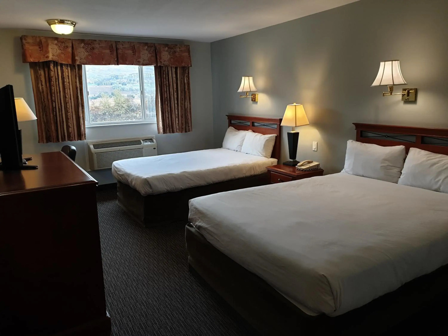 Riverland Inn & Suites