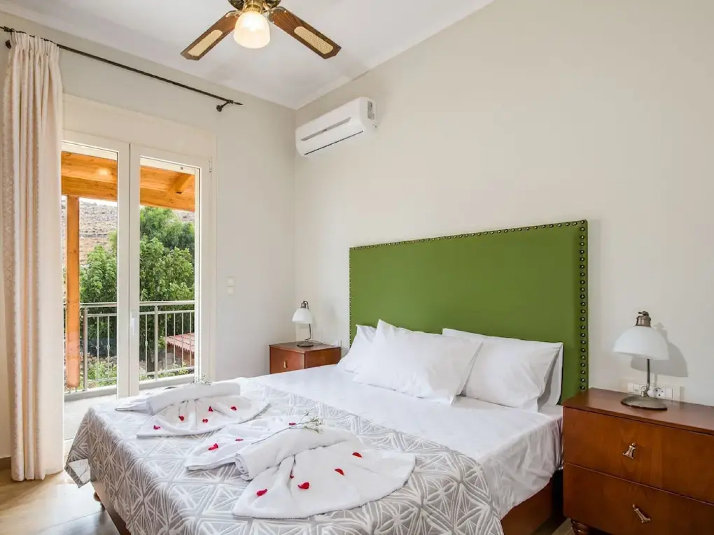 Villa Koutalas - Majestic Sunsets over the Pool