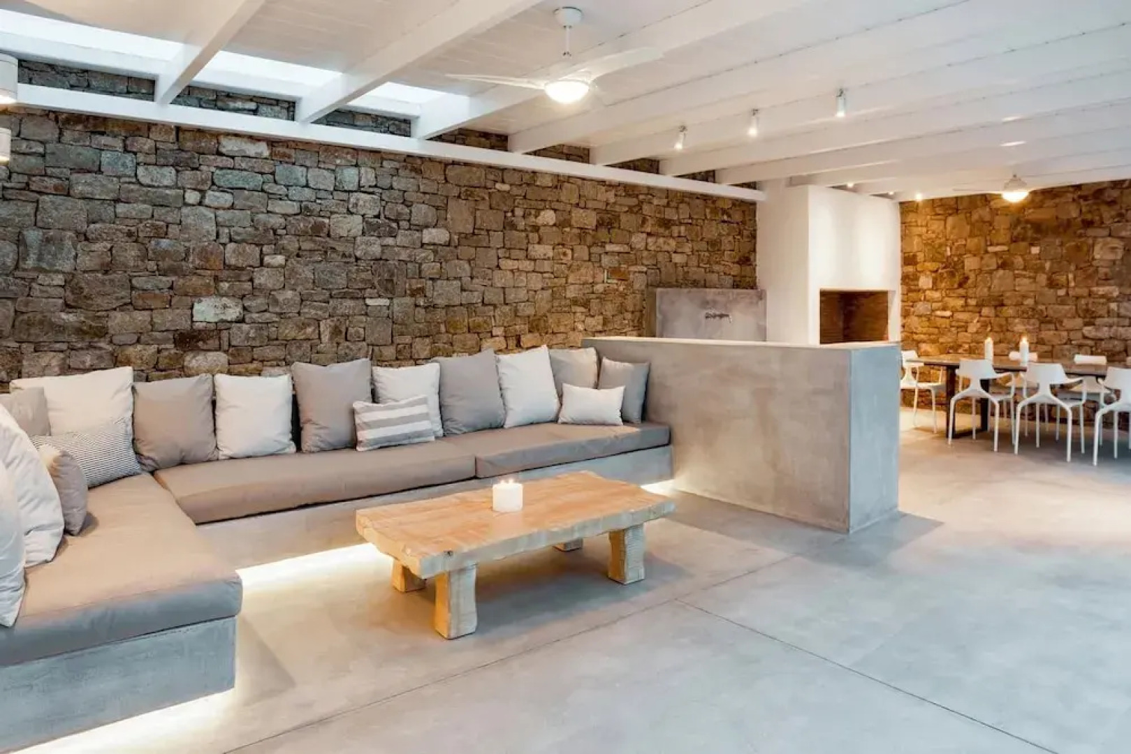 Epic Twin Luxurious 14 Bedrooms Villa for 28