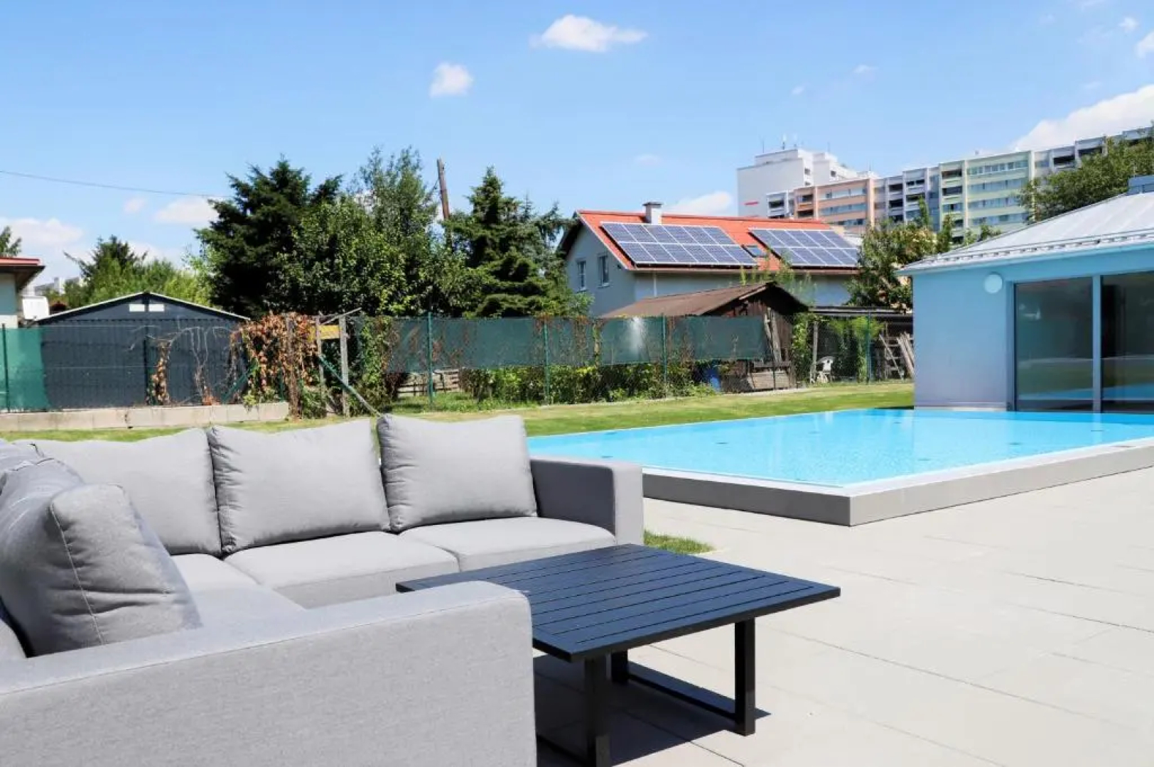 Rooftop Terrace, free garage parking and Pool!