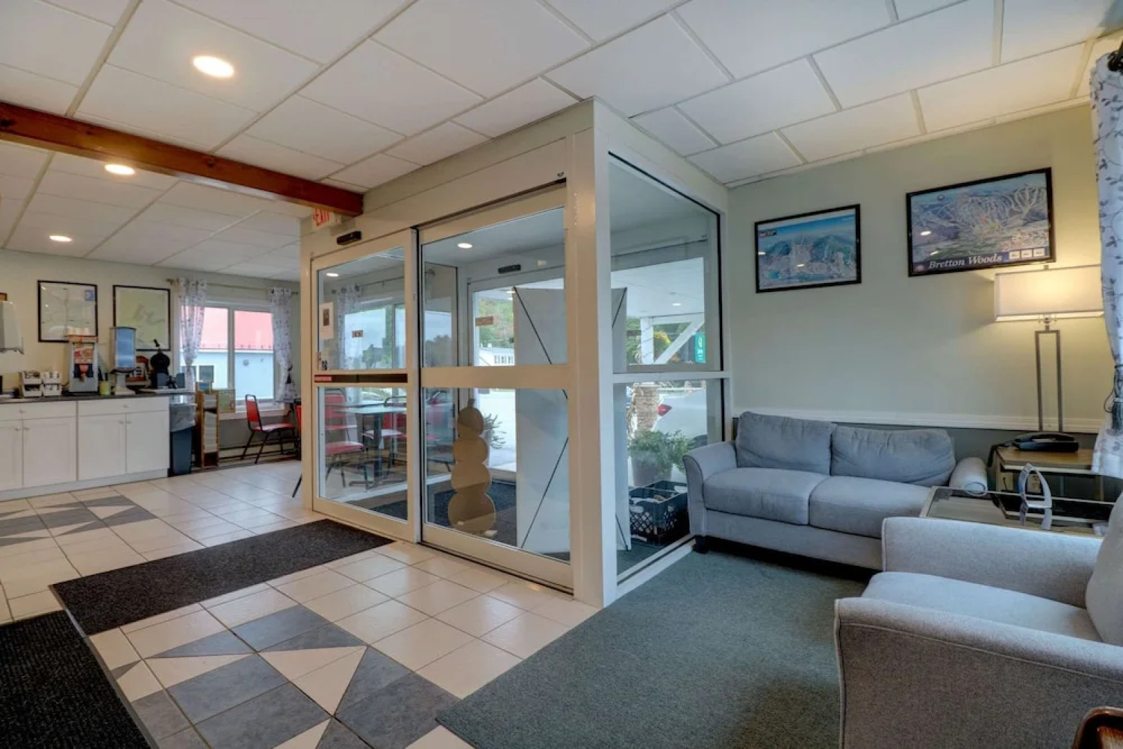 Econo Lodge Inn & Suites