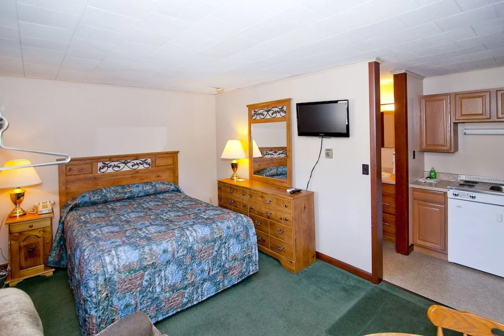 Riverbank Motel and Cabins