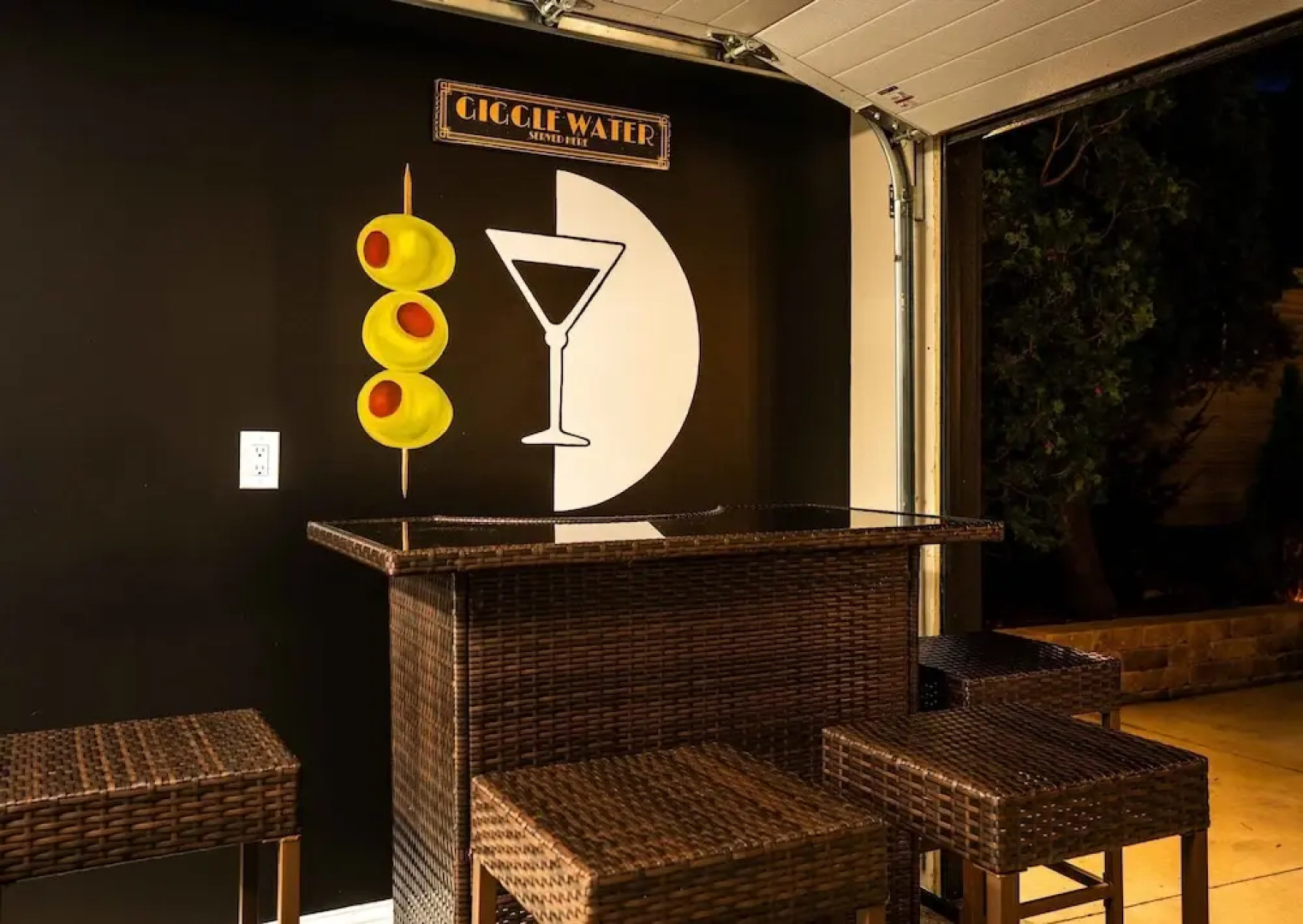 Gatsby Theme Near Downtown w Game Room, EV Charger