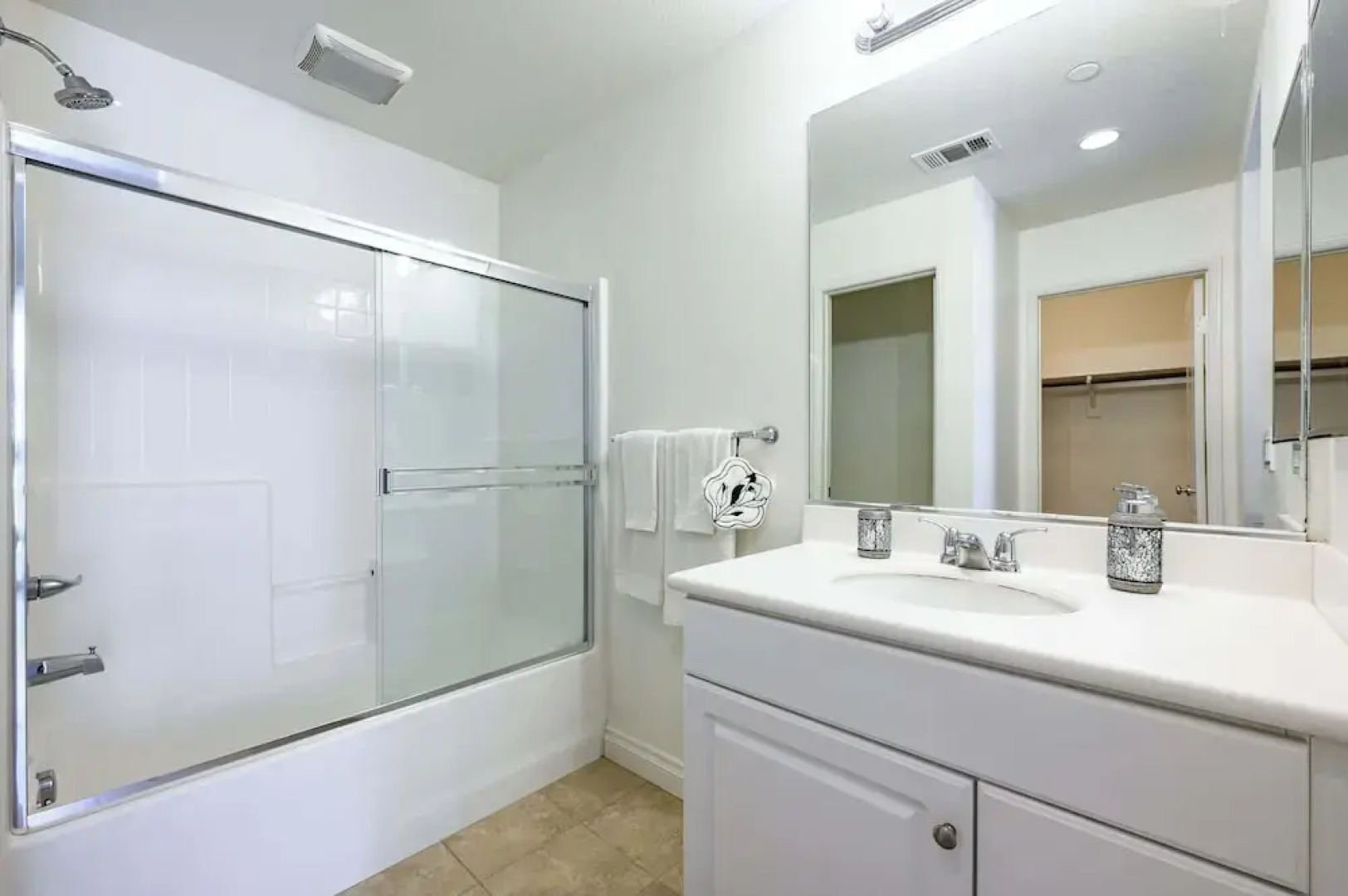 Private Entry Suite w Patio Bath Kitchenette