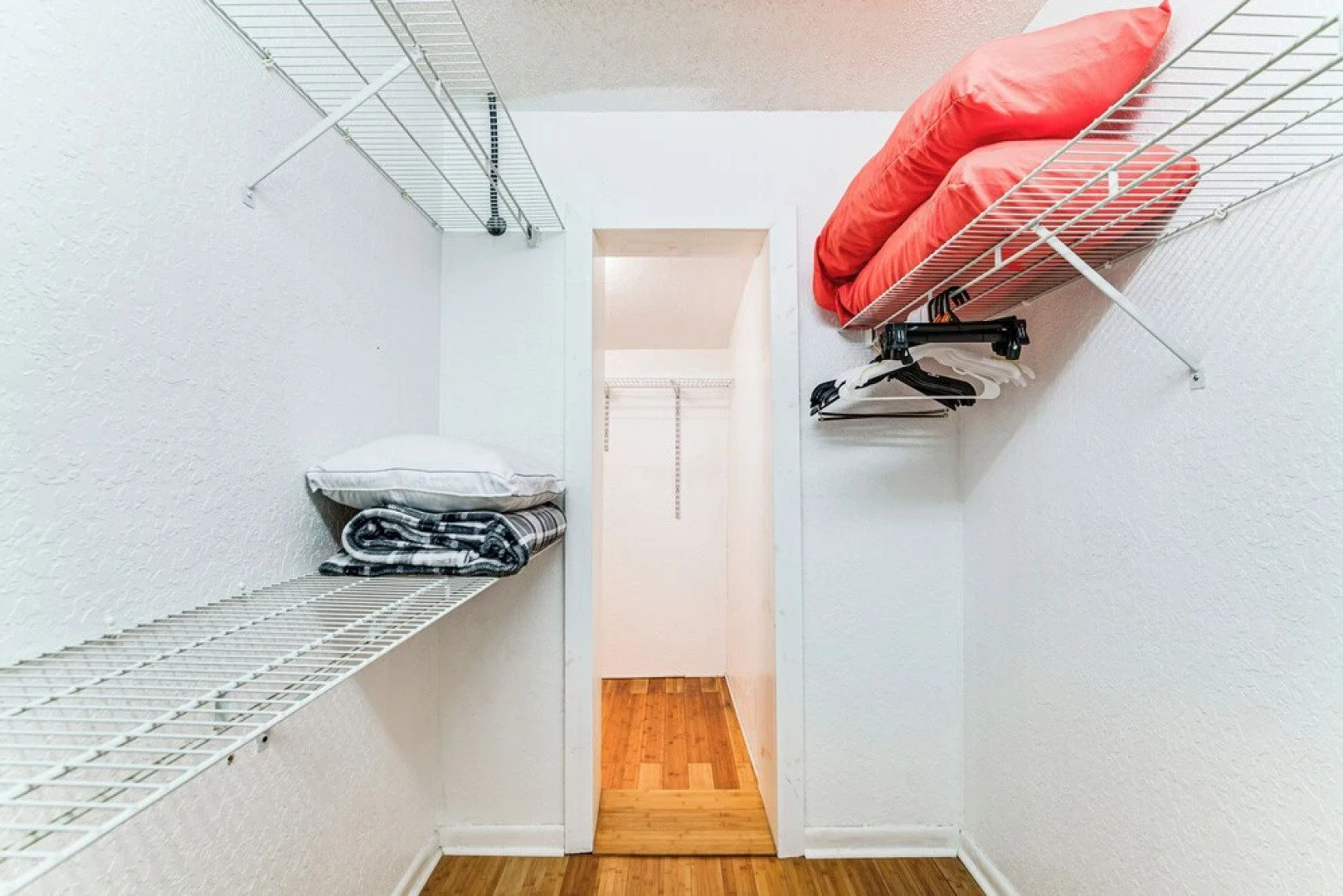 3 Mi to Weeki Wachee Springs SP: Poolside Oasis!