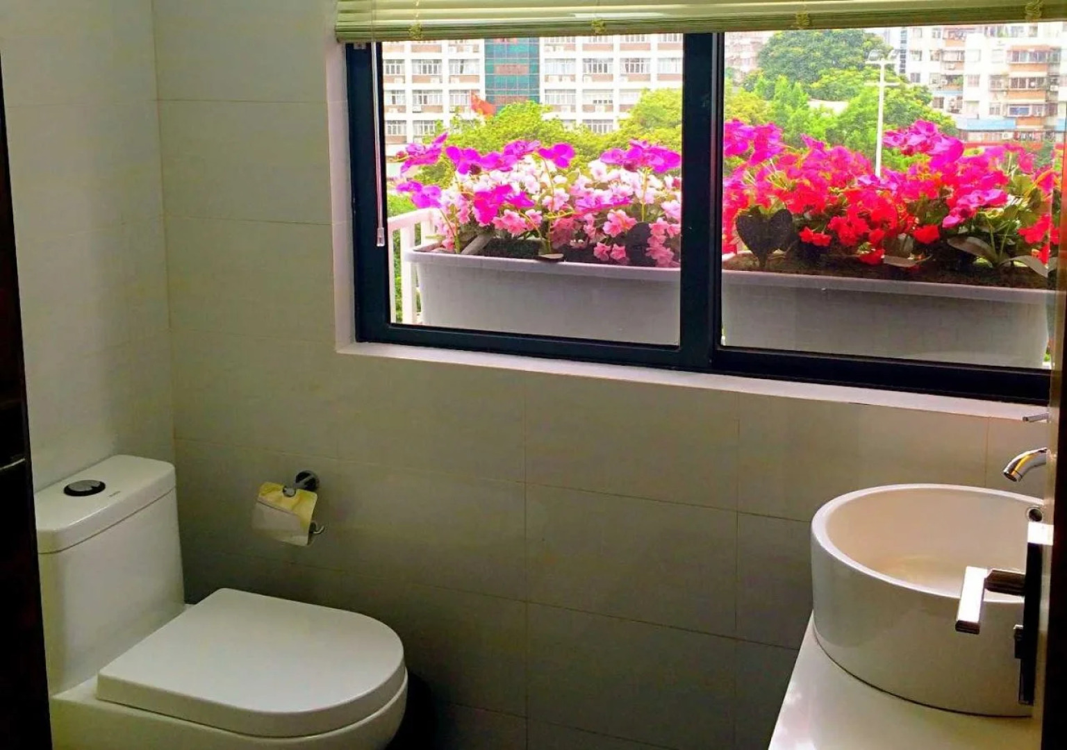 Lizhou Hotel (Gongbei Port Light Rail Station)