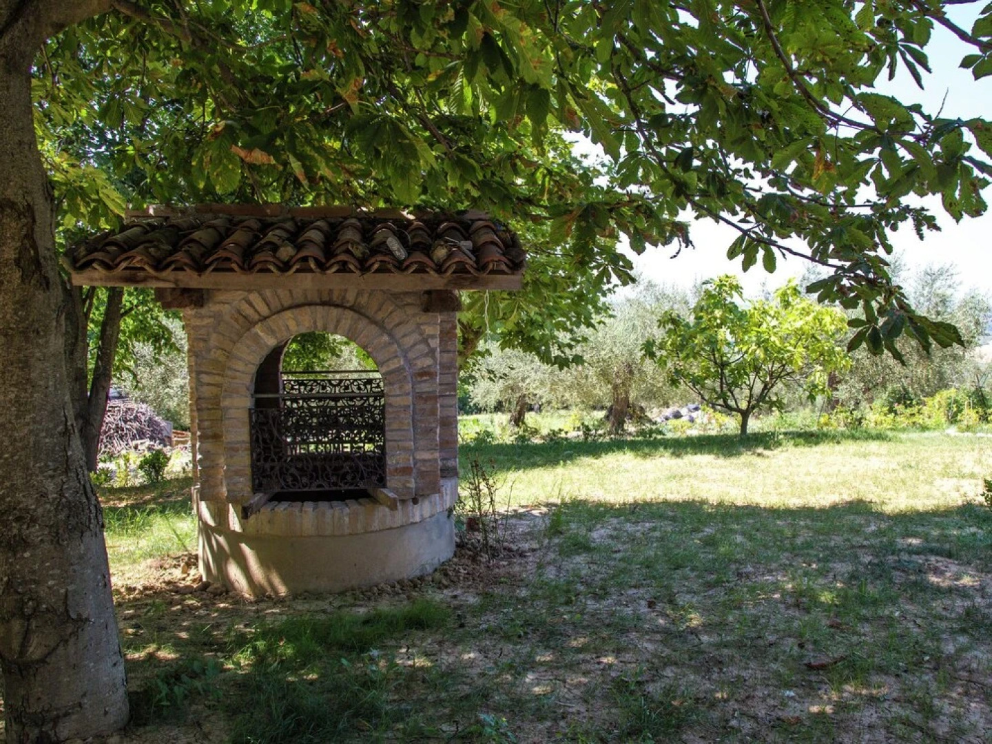 Cushy Apartment With Swimming Pool, Garden,fireplace,parking