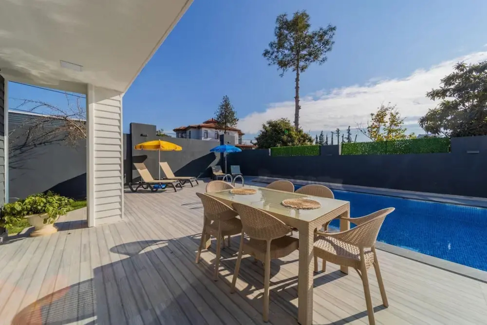 Villa With Pool and Backyard in Kepez