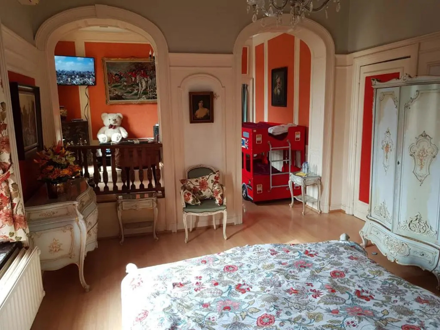 Château Lambert Hotel-Resto-Parking-Shuttle, a 1 ha green Oasis at 8 min from CRL Airport without any noise