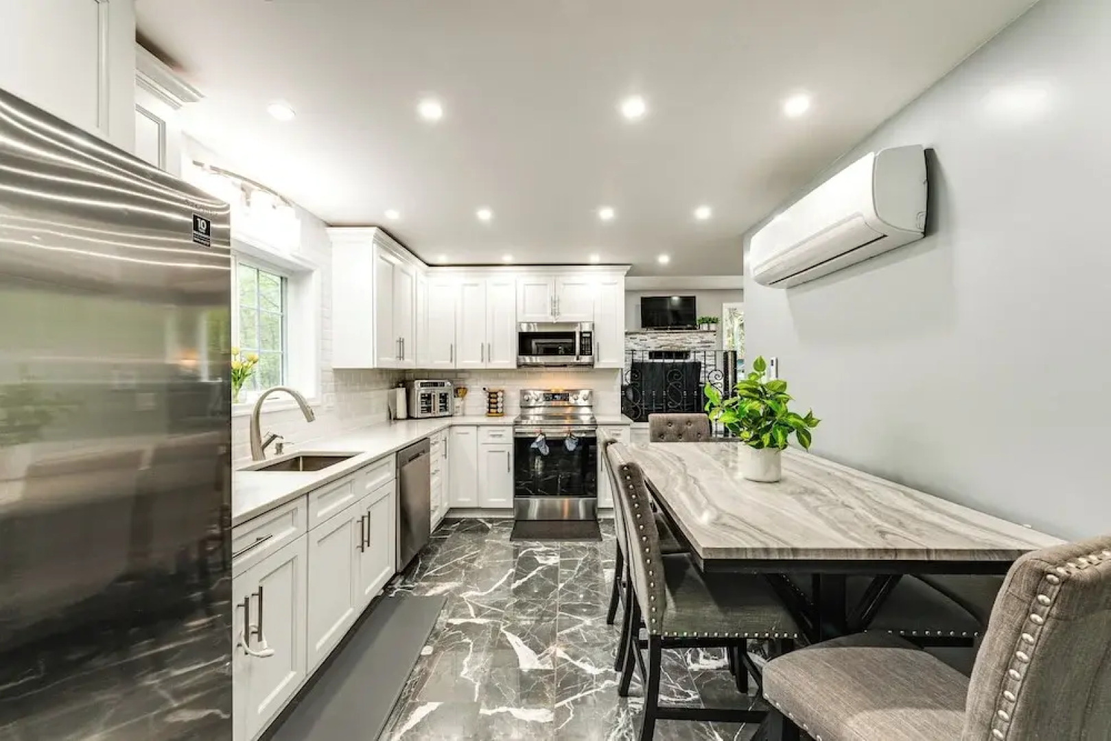 < 2 Mi to Big Bass Lake: Modern Mtn Chalet!