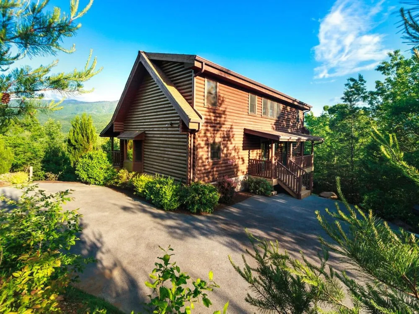 Dreamscapes 5 Bedroom Mountain View Home with Hot Tub