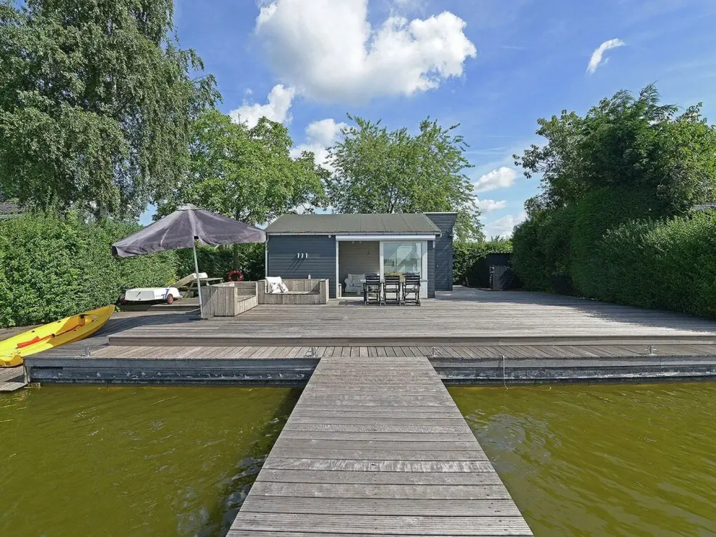 Stylish Bungalow With Gorgeous Location on Reeuwijk Lake