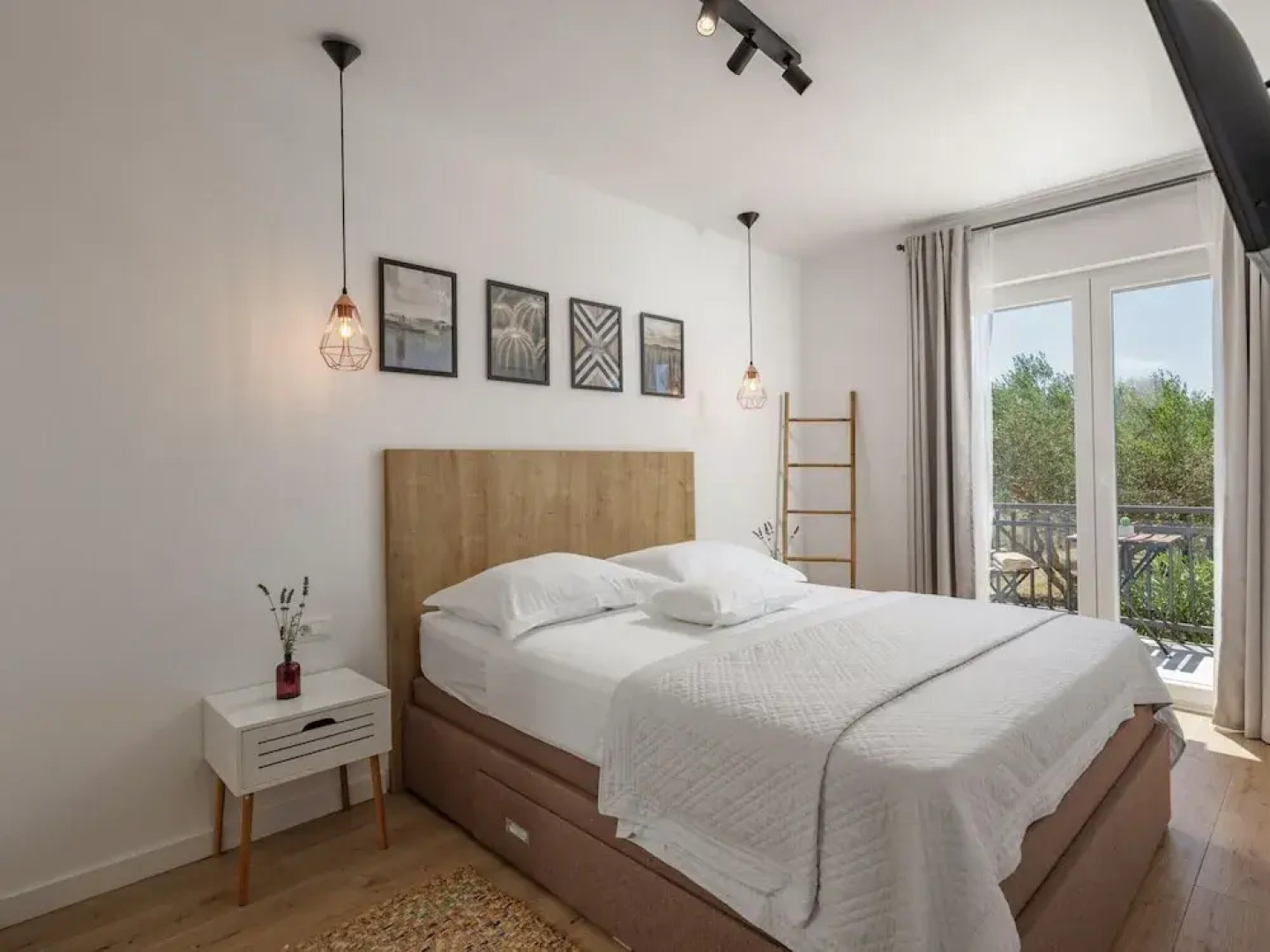 Modern Countryside Villa Near the Sea, Private Swimming Pool, Lovely Guesthouse