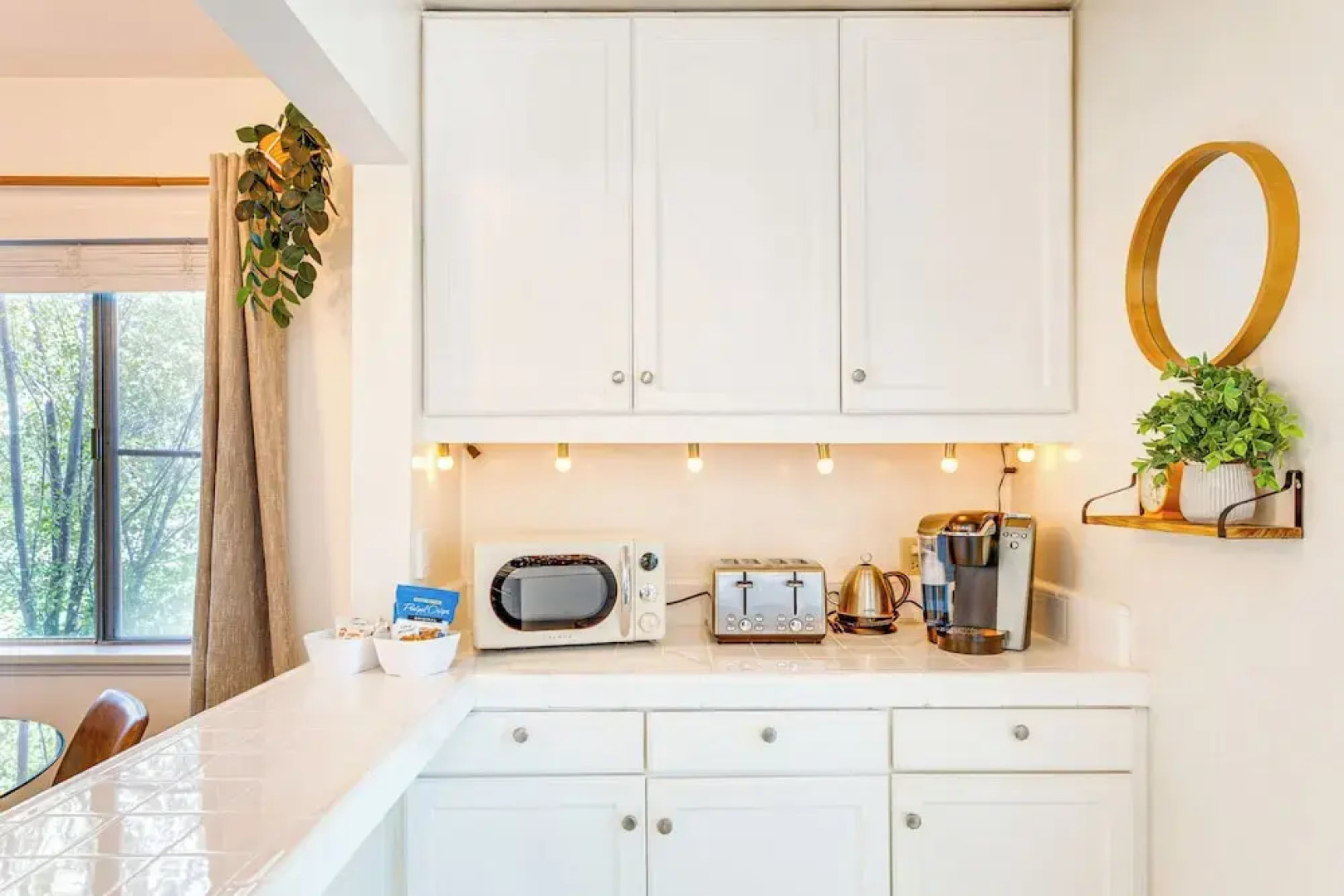 3 Mi to Universal Studios: Chic Home w/ Yard!