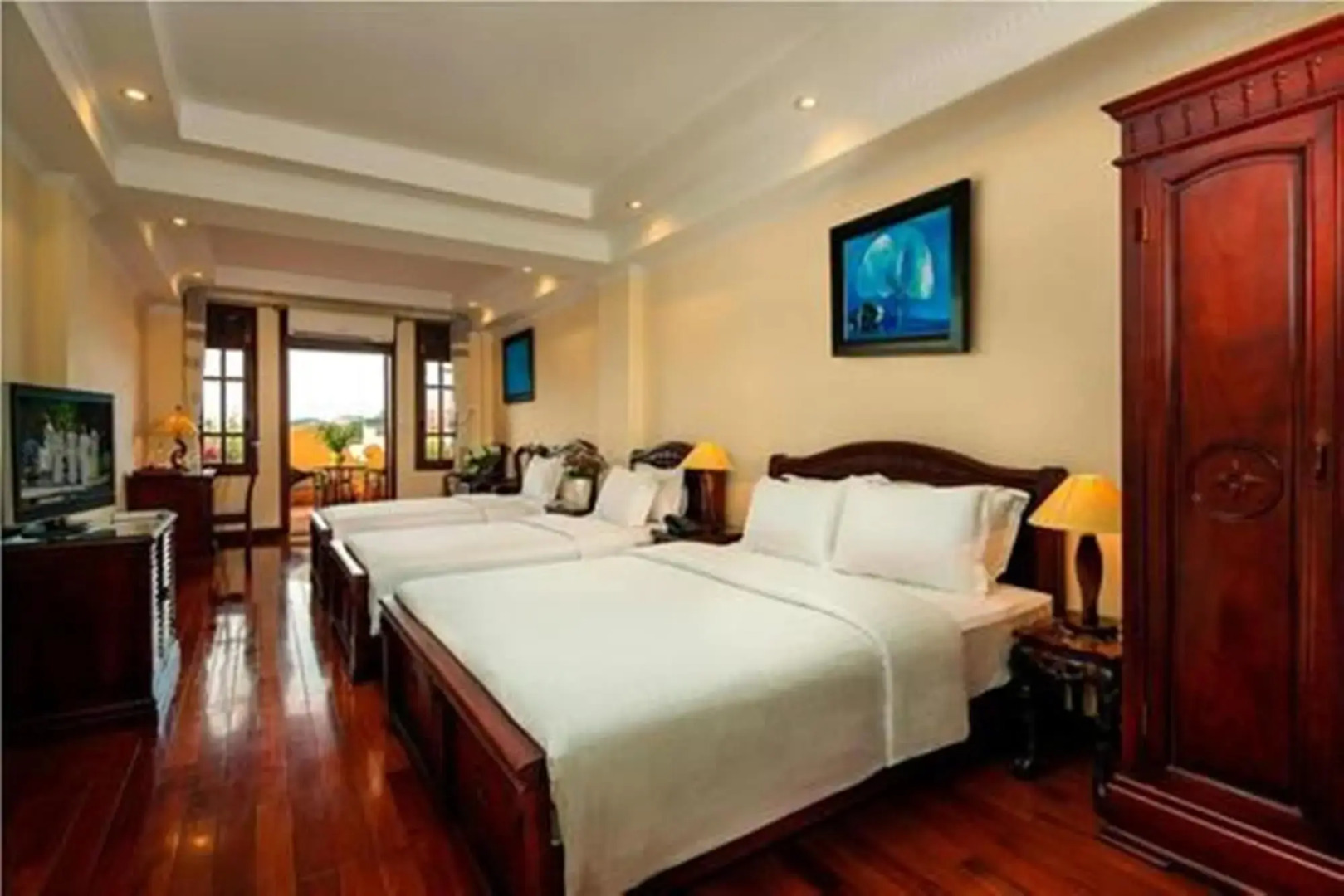 Lucky 3 Hotel & Travel