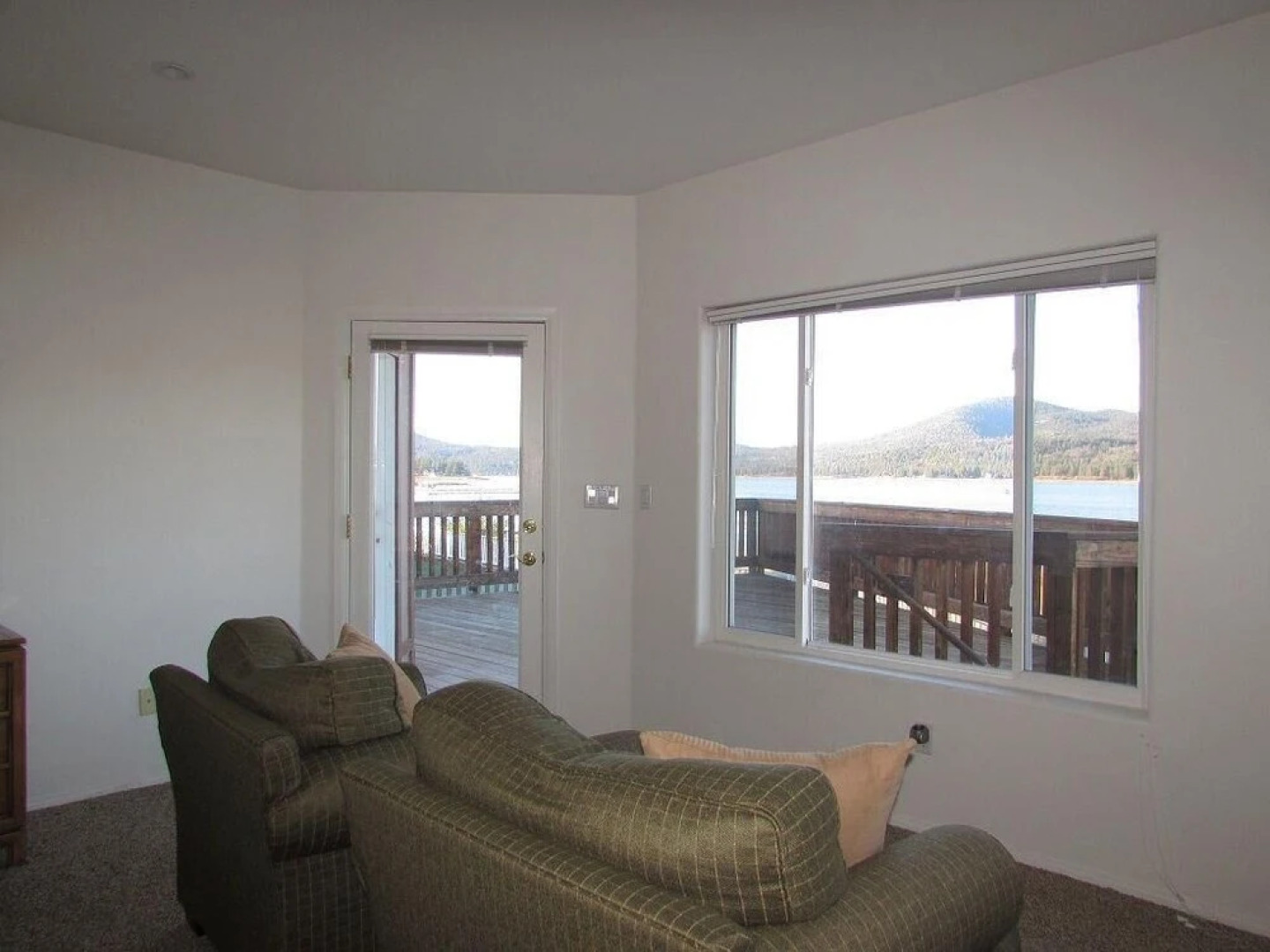 032 - Lakefront Village Escape