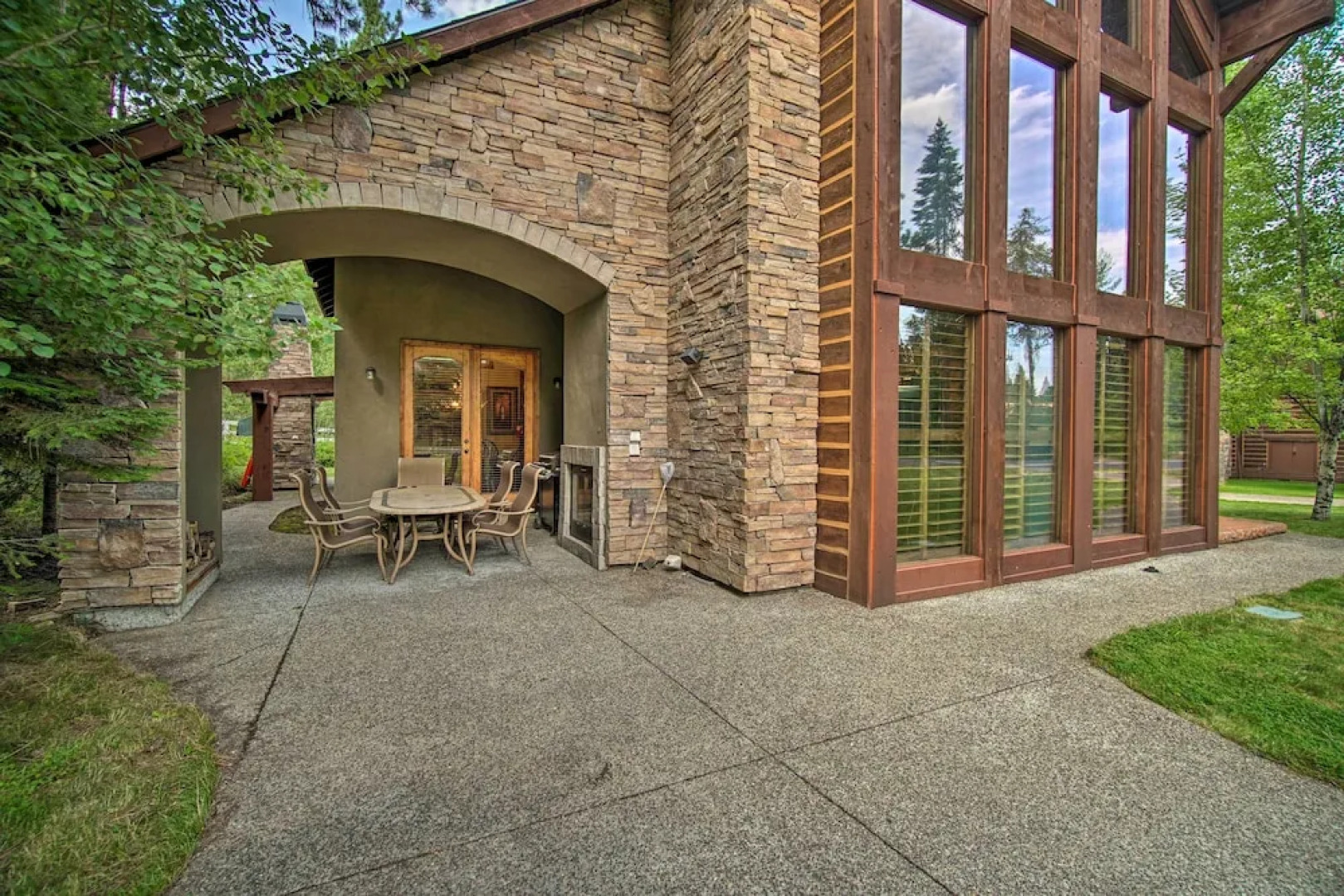 Luxe Mccall Cabin w/ Hot Tub ~ 8 Mi to Skiing