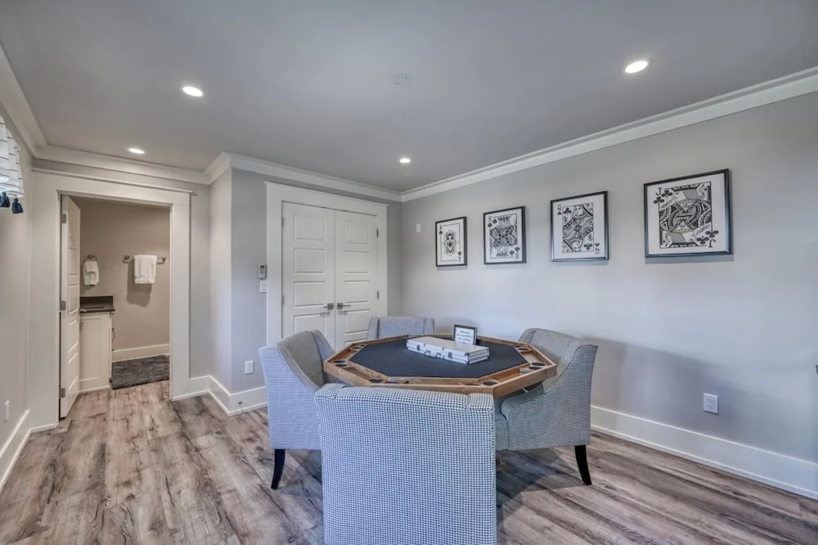 Modern Luxurious Home-w/game Room and Firepit!