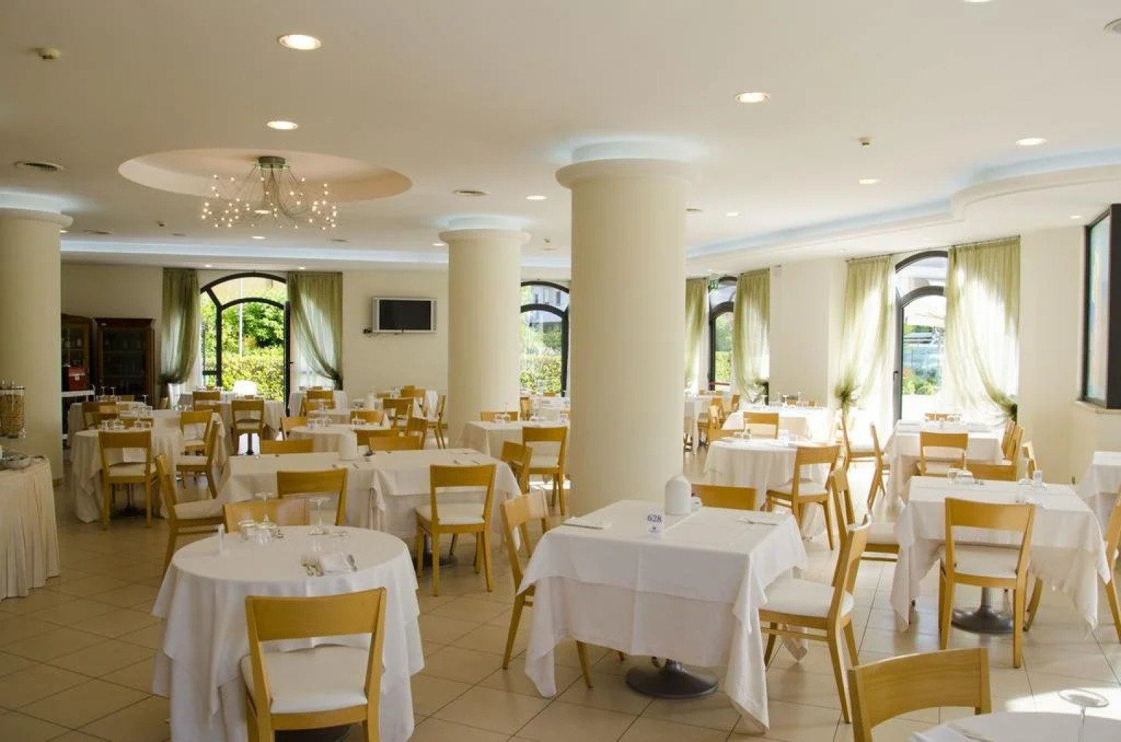 Almaluna Hotel  Resort