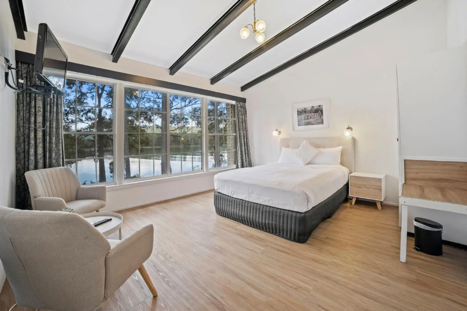 The Fox and Hounds Historic Hotel