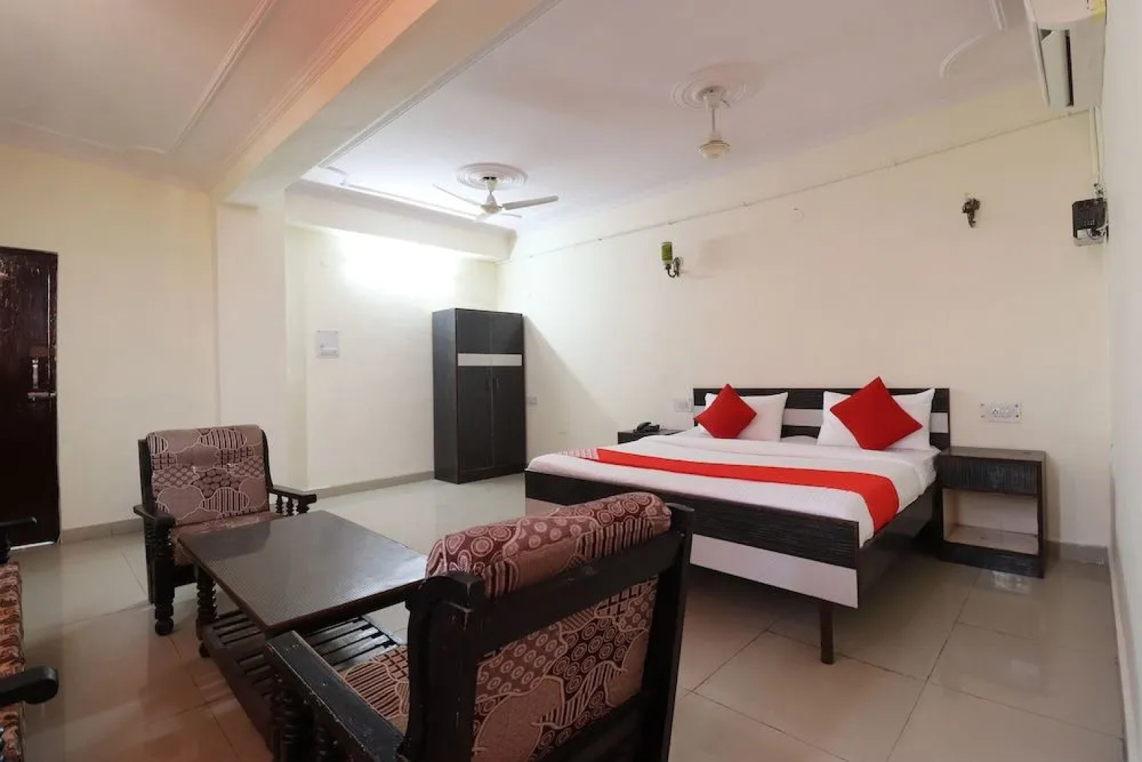 Oyo 48484 N H Plaza Lodge And Farm House