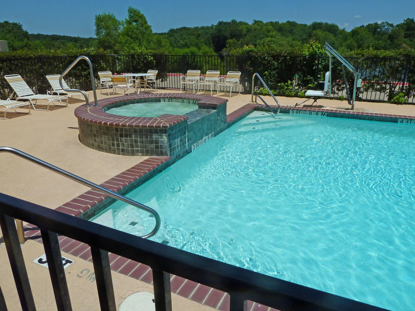 Americas Best Value Inn & Suites Gun Barrel City