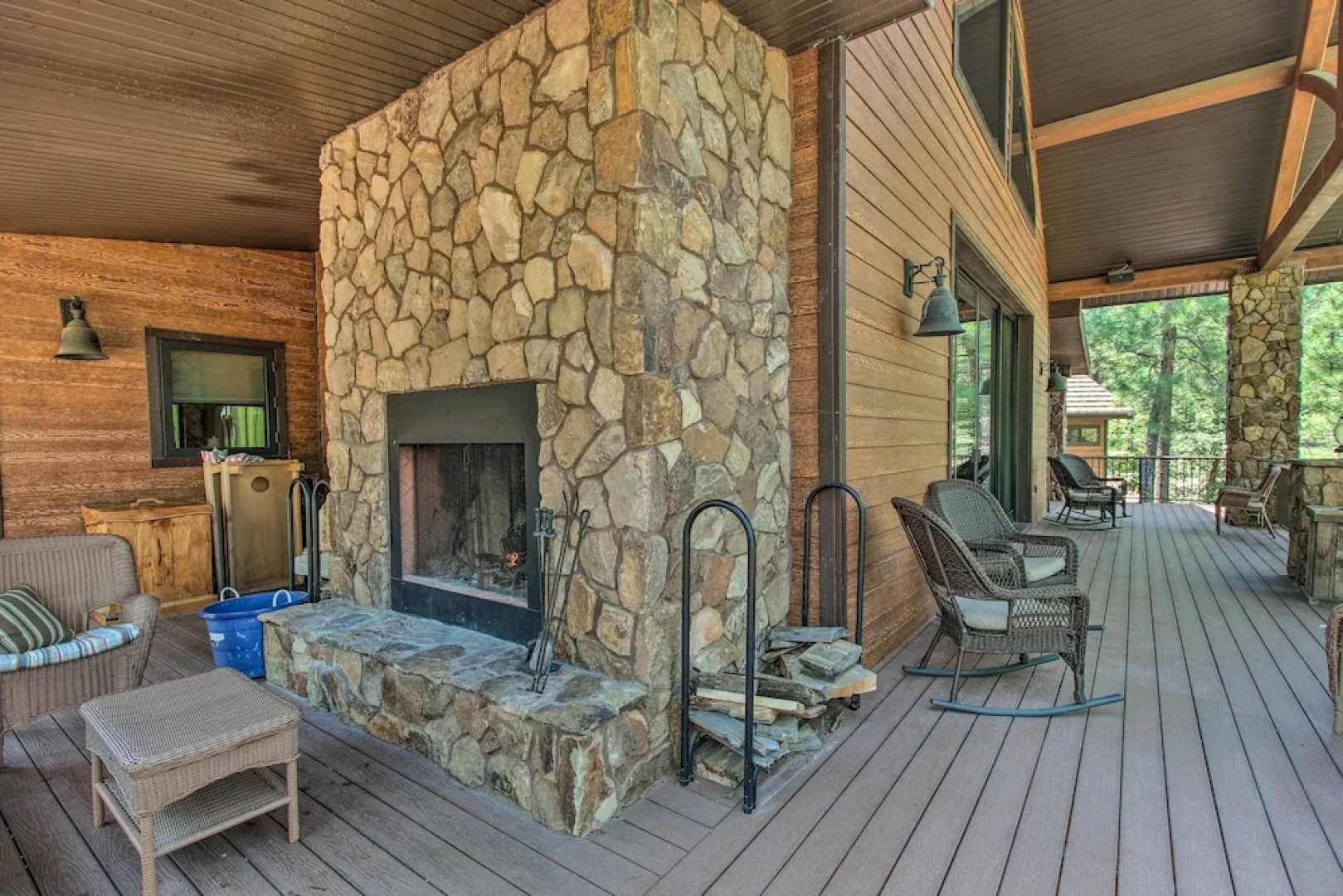 Outdoor Fireplace, Gas Grill: Luxe Heber Cabin!