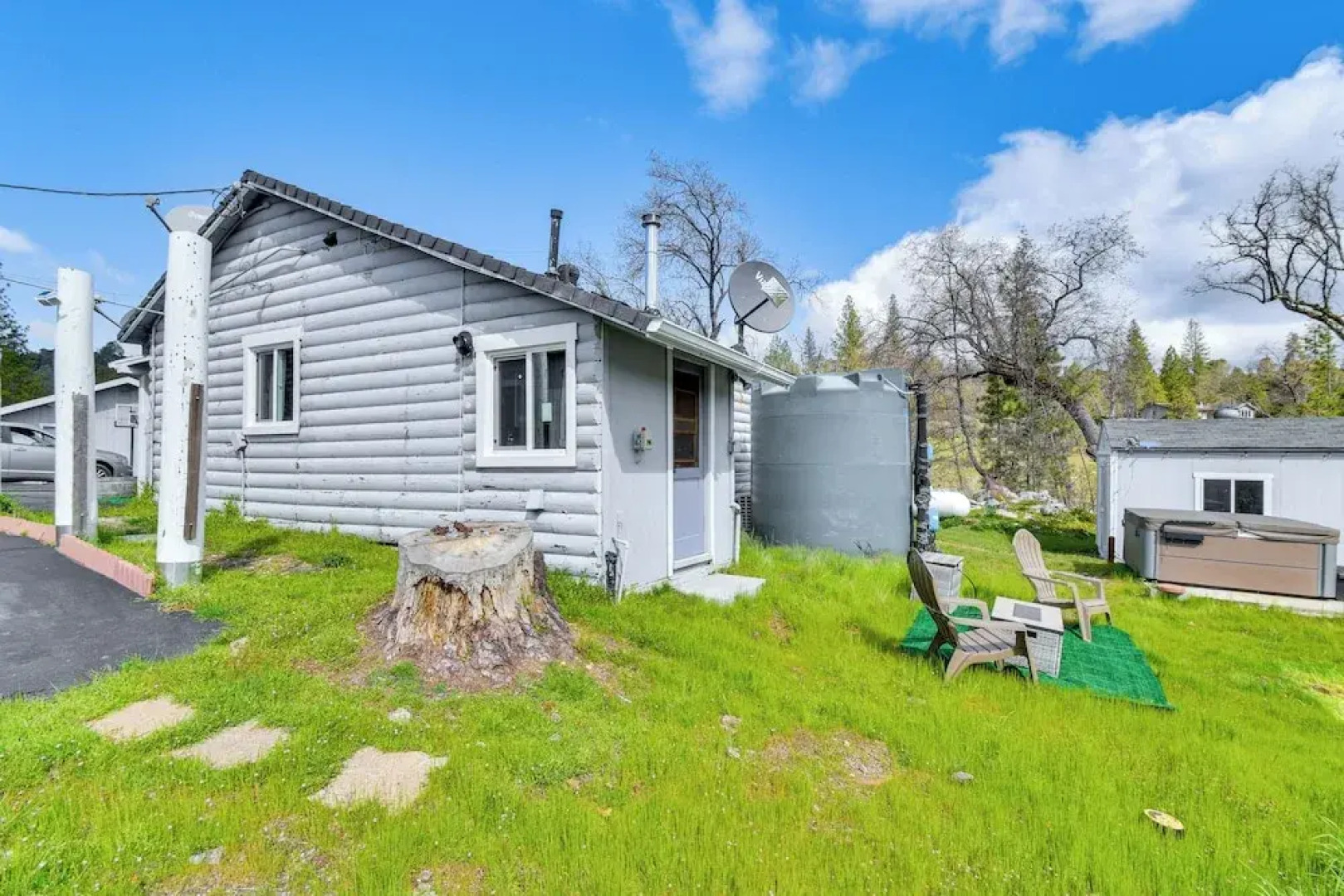 Waterfront Mariposa Hideaway: Hot Tub & Mtn Views!