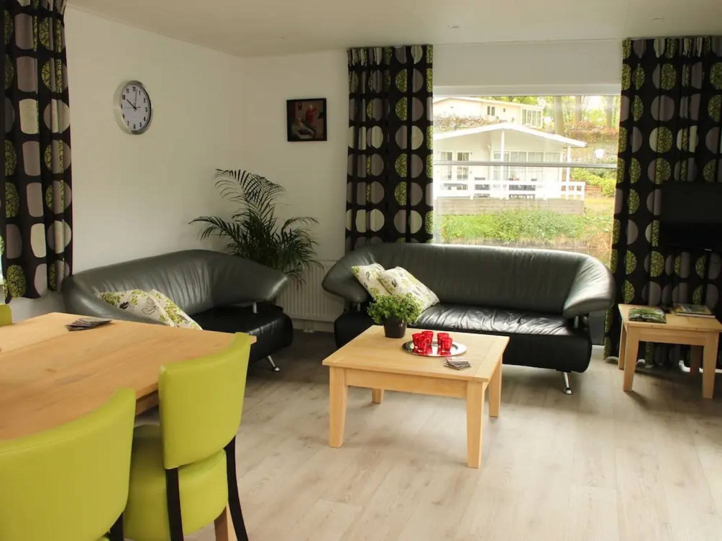 Modern chalet with two terraces and near a pond