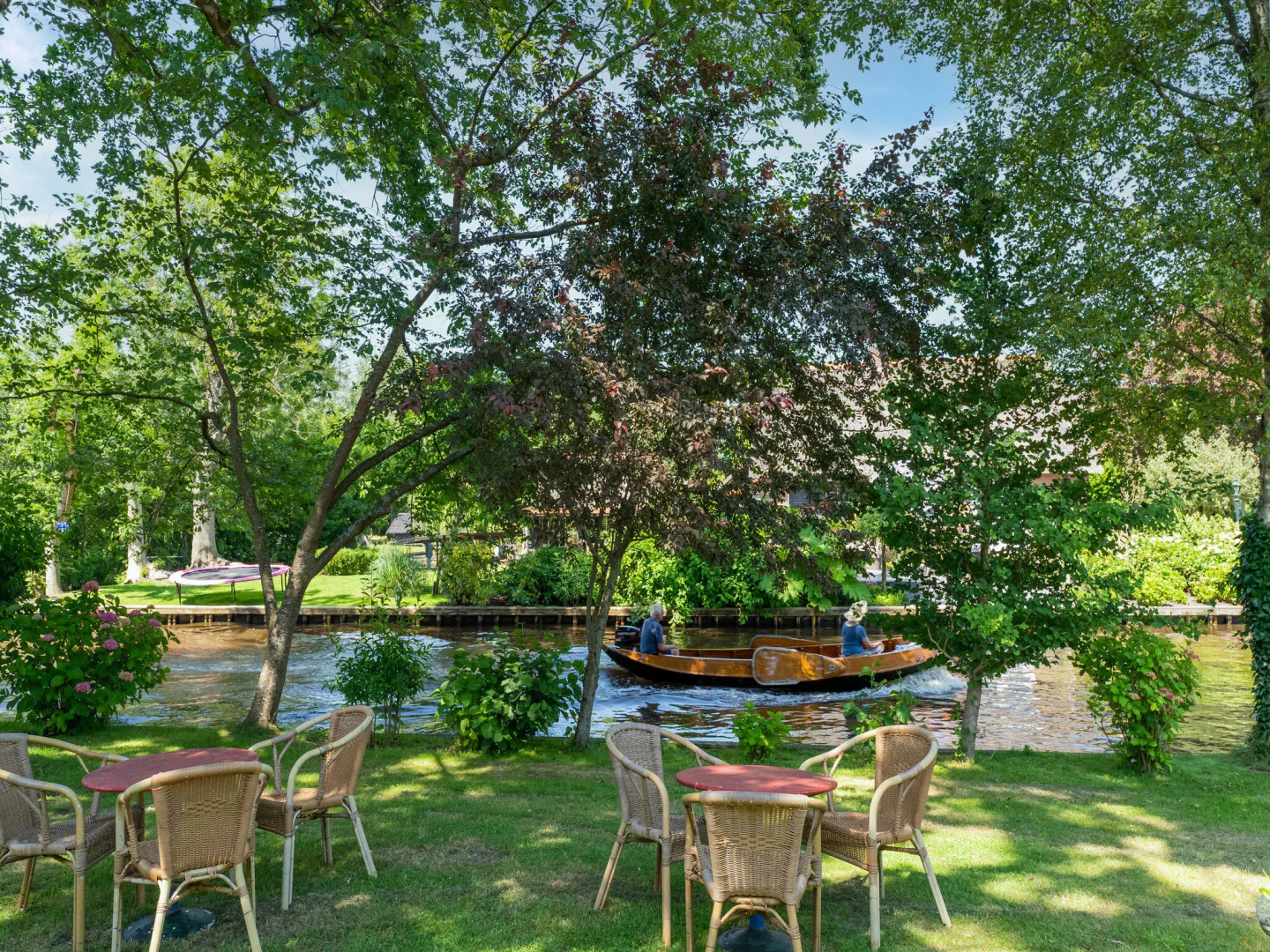 Farmhouse in Giethoorn by the Canals