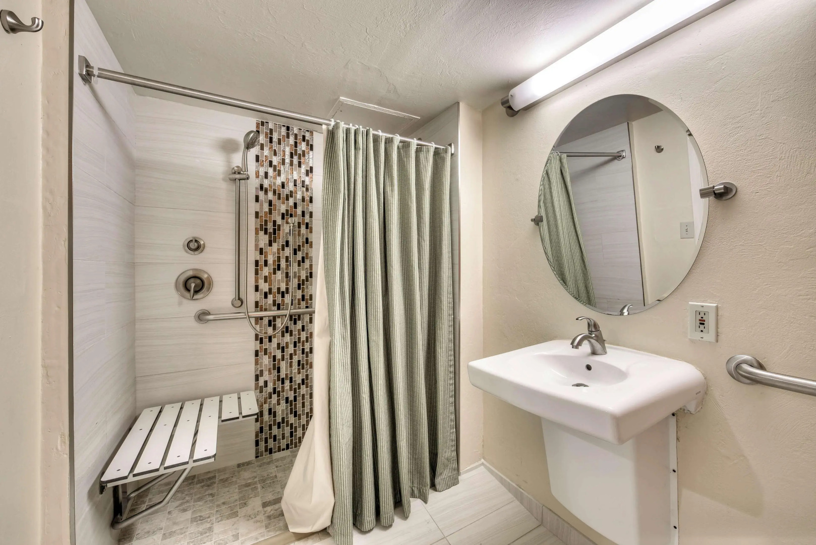 Inn of Naples, Tapestry Collection by Hilton