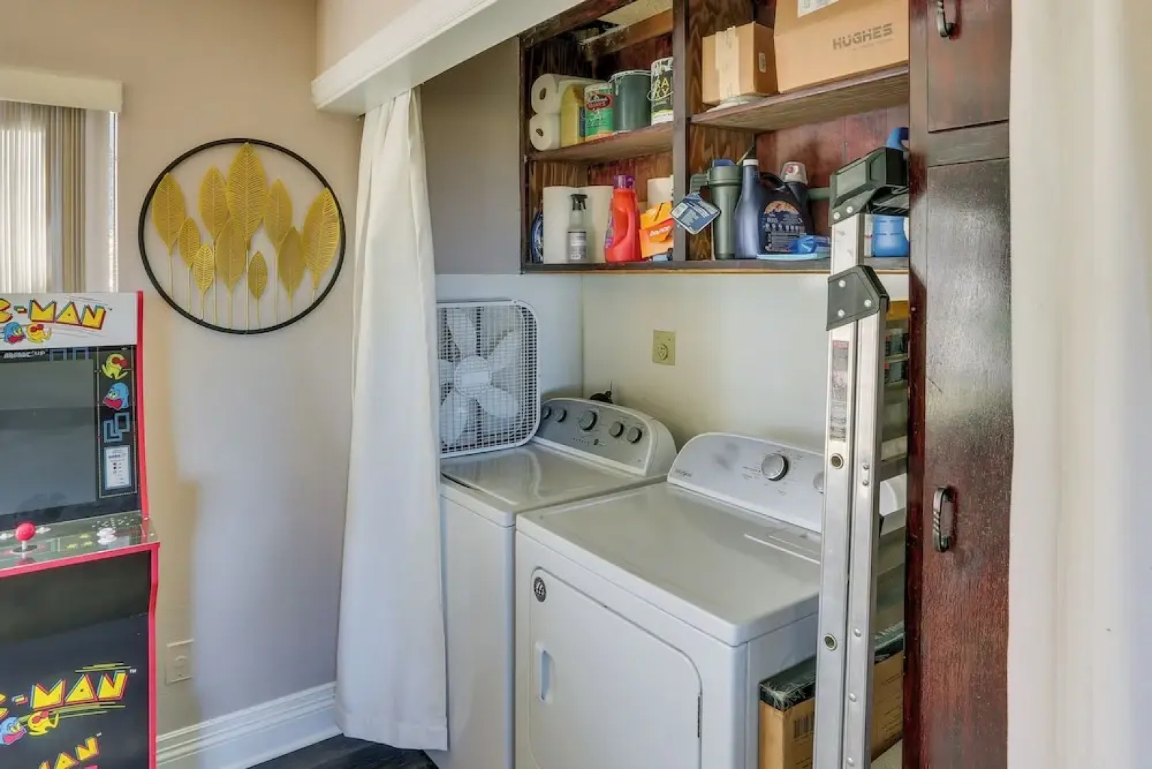 Spacious Crestline Retreat: 1 Mi to Lake Gregory