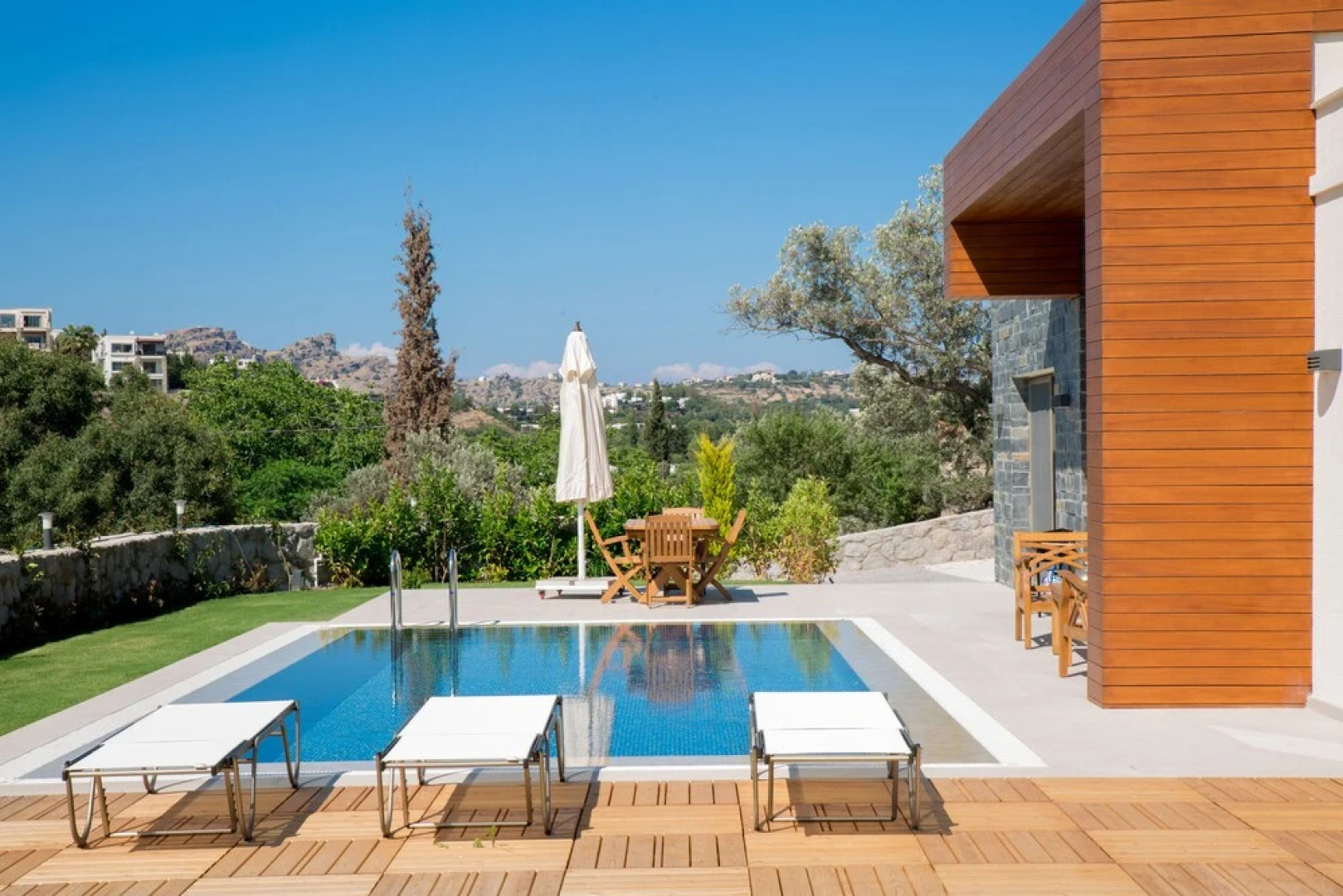 Important Group Villa Green