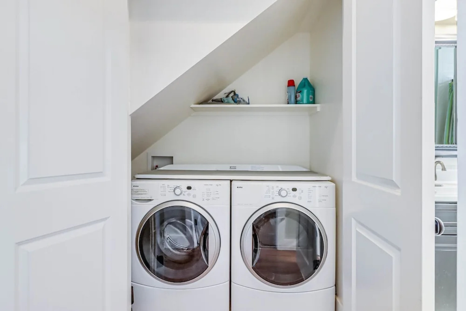 The James Pearl 4 Bedroom Home by RedAwning