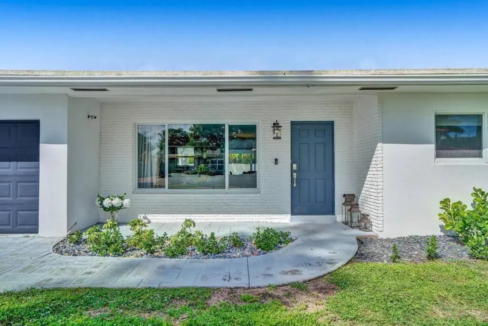 Stunning 4 Bedrm New Pool+Jacuzzi 1 Mile to Beach