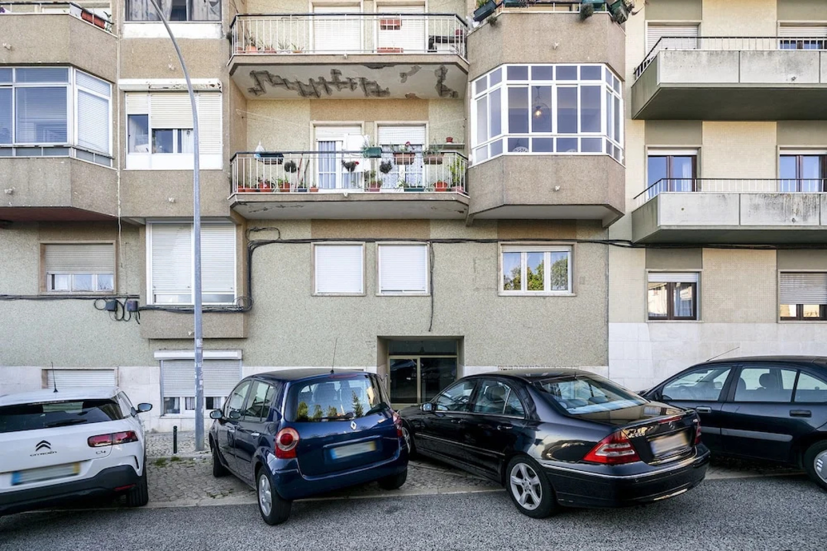 Peaceful Algés Family Home