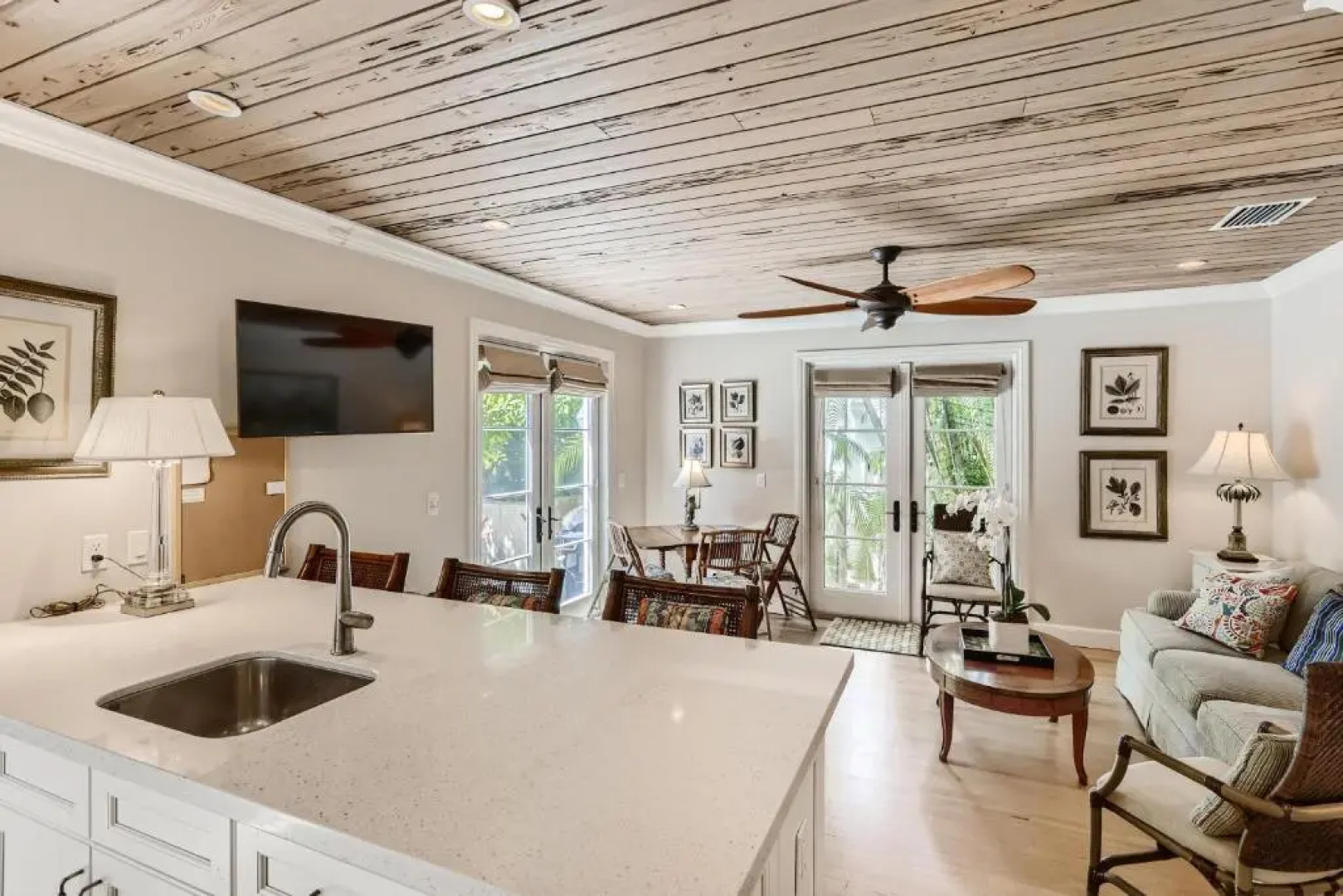 Bibi's Guesthouse 2 Bed/ 2 Bath Pool House 2 Bedroom Home by Redawning